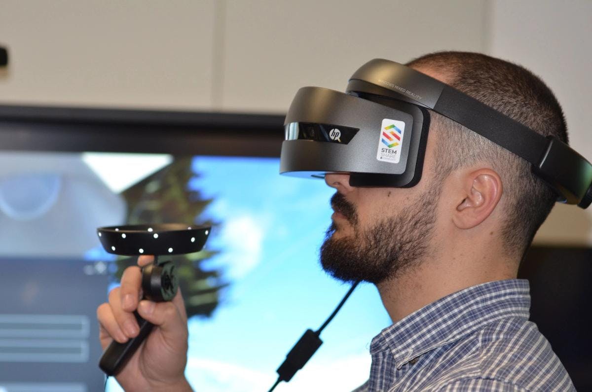 experiencias inmersivas, hombre con gafas de realidad virtual